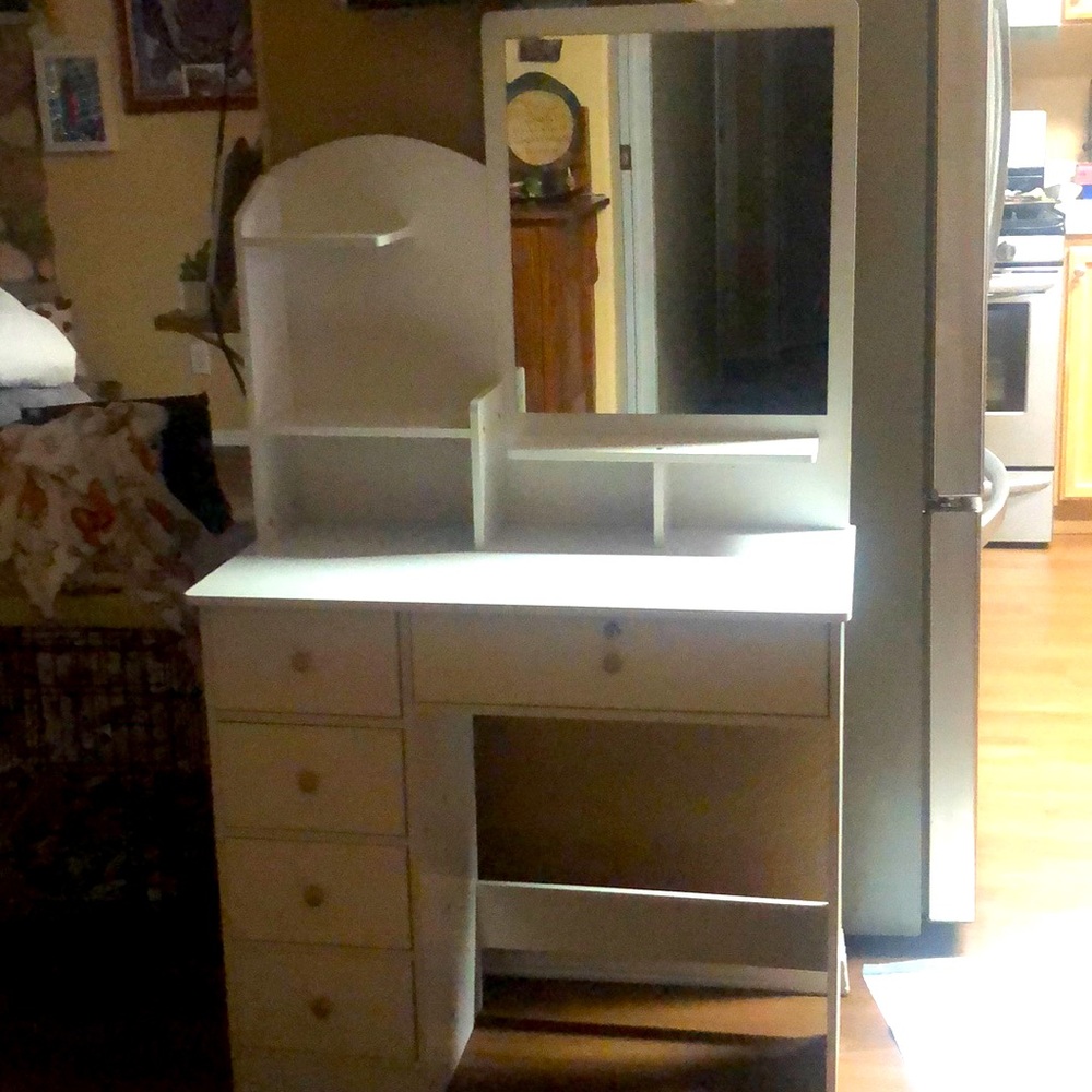 desk - Picture 3 of 4